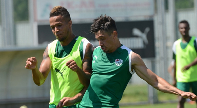 Titi ve Ekong antrenmanda!