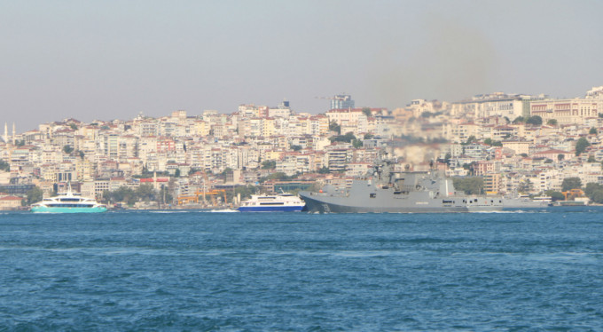 Rus savaş gemisi Boğaz'dan geçti