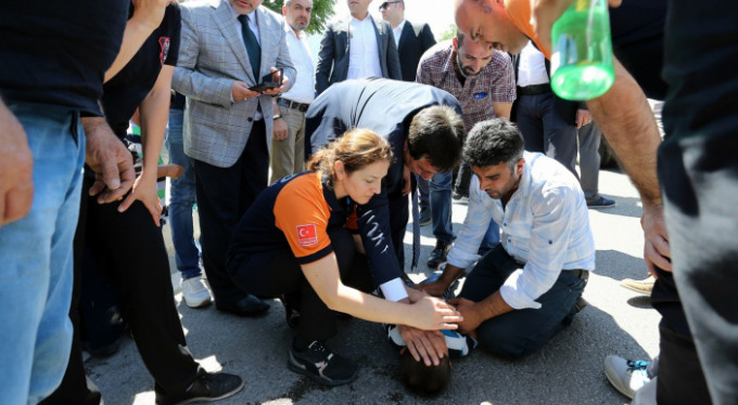 Yaralıya ilk müdahaleyi Bursa Valisi yaptı!