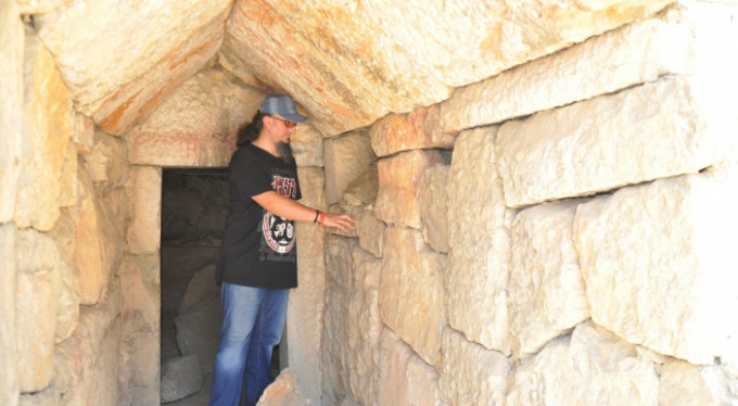 Bursa'da defineciler tarihi talan ediyor