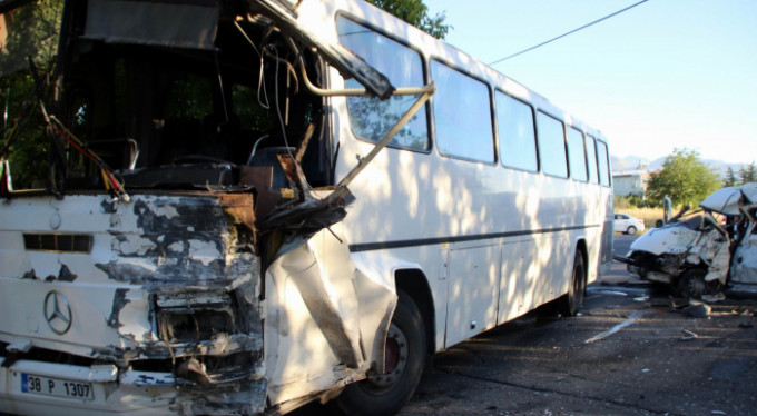 Minibüs, otobüs ve otomobil birbirine girdi