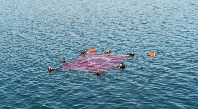 Bursa'da dalgıçlardan dev Türk Bayrağı