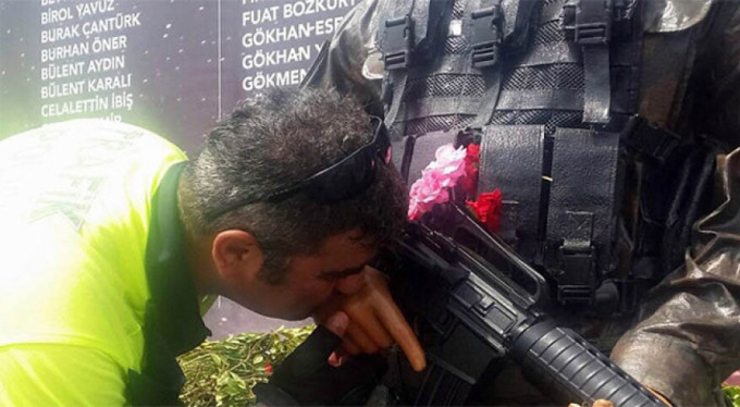 Trafik polisi, Ömer Halisdemir'in elini öptü