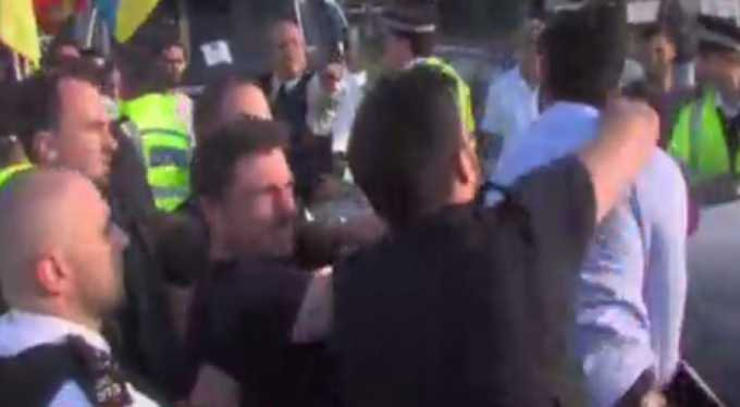 Londra'da PKK'lılar yol kesti