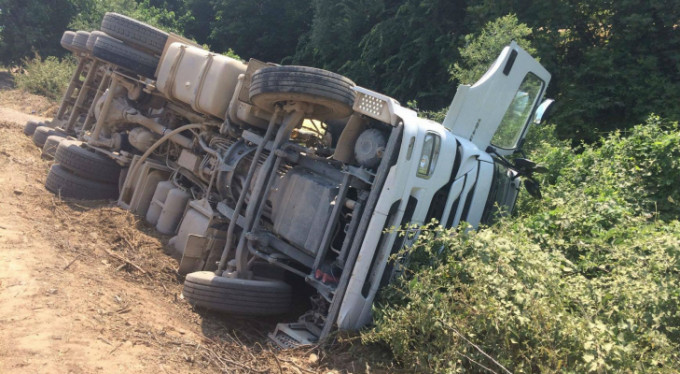 Bursa'da mıcır yüklü kamyon devrildi