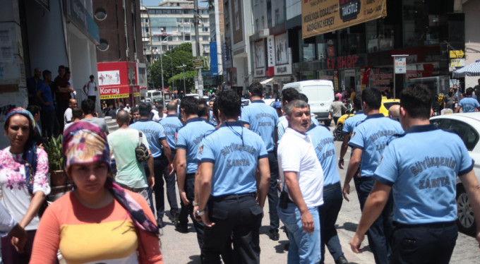 Seyyar satıcılarla zabıtalar birbirine girdi