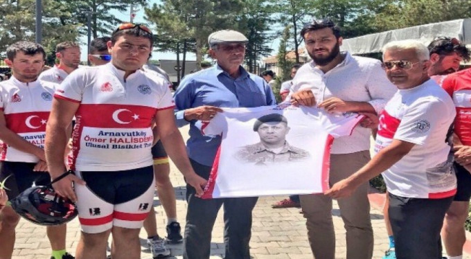 250 bisikletli şehidin kabrinde