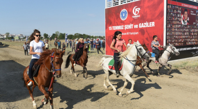 Bursa'da rahvan atları 15 Temmuz anısına yarıştı