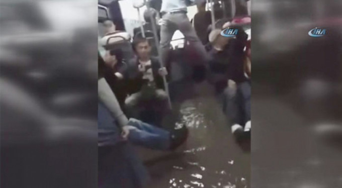 Metrobüsü su bastı! İşte yolcuların zor anları
