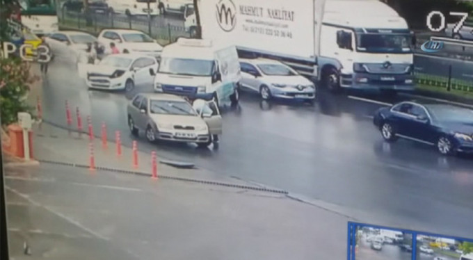 Yağışın sebep olduğu kaza kamerada