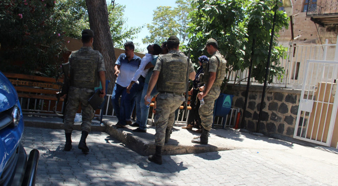 17 yaşındaki gencin boğazını kesip tarlaya attılar