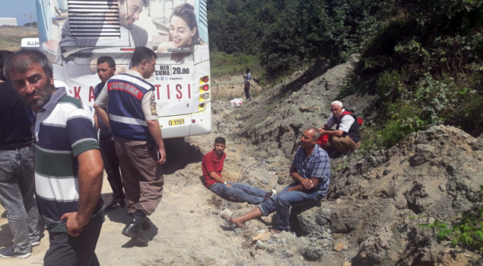 Feci kaza! Kamyon içi yolcu dolu otobüse çarptı