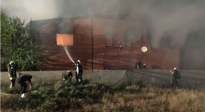 Babasının fabrikasını kundaklayıp babasına izletti