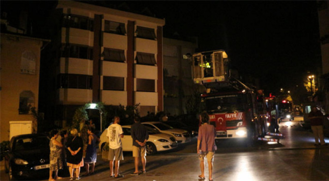 Yangın paniği! Kediye oksijen maskeli müdahale