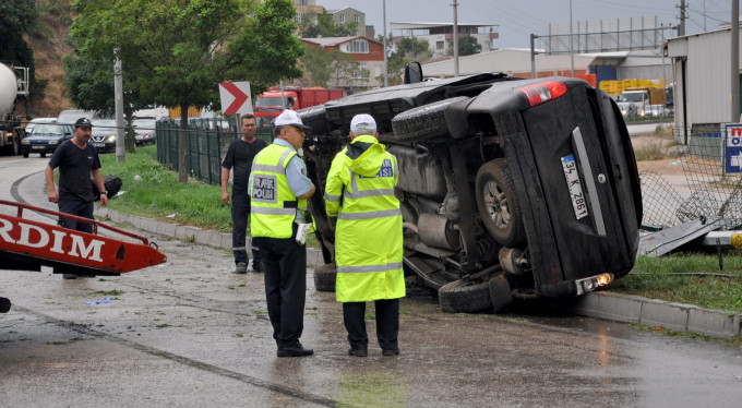 Bursa'da feci kaza! Direğe çarptı yan yattı