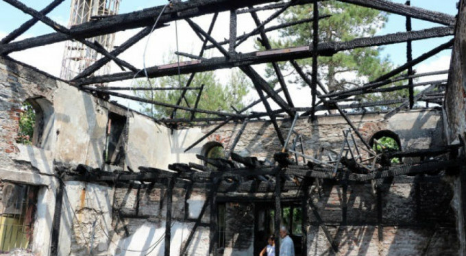 Yanan cami tamamen kül oldu