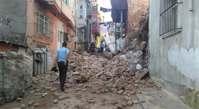 Faciadan dönüldü! 2 katlı bina çöktü