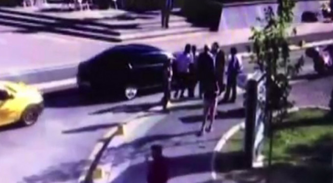 İşte Belediye Başkanı'na saldırı anı! (VİDEO)