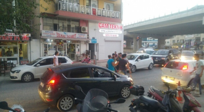 Sokak ortasındaki sopalı kavga kamerada