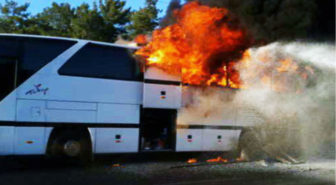 Tur otobüsü alev alev