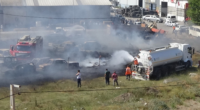 Onlarca araç alev alev yandı