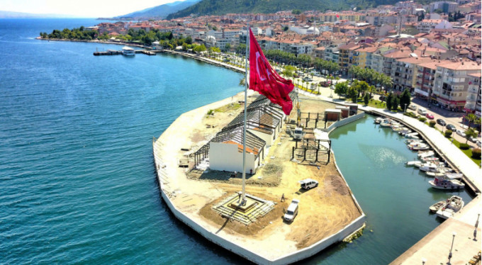 Rekor sahibi bayrak dalgalanmaya başladı