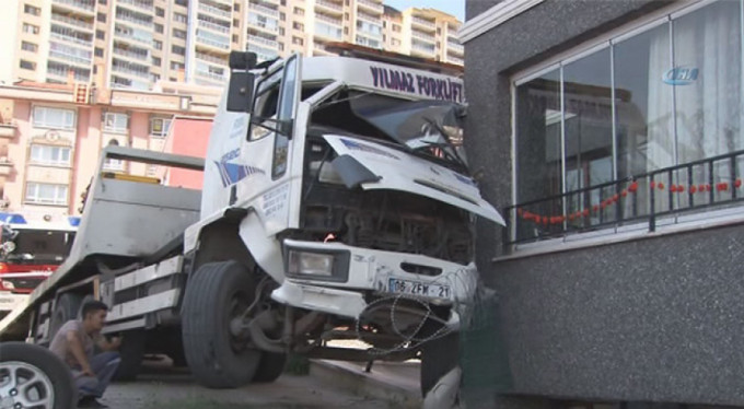 Kamyonun eve çarpma anı kamerada