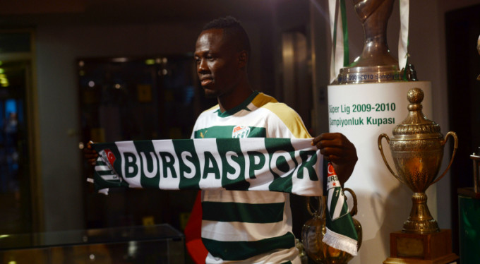 Badu resmi sözleşmeye imza attı