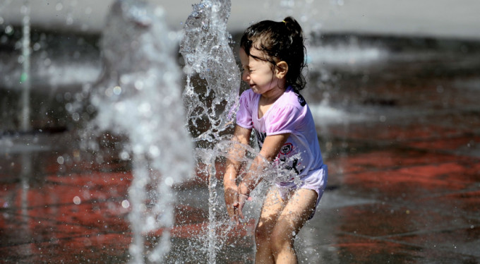 Bursa sıcaktan kavruluyor! Çocuklar böyle serinliyor