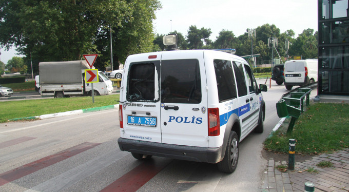 Bursa'da ilginç kaza! Polis aracına çarptı