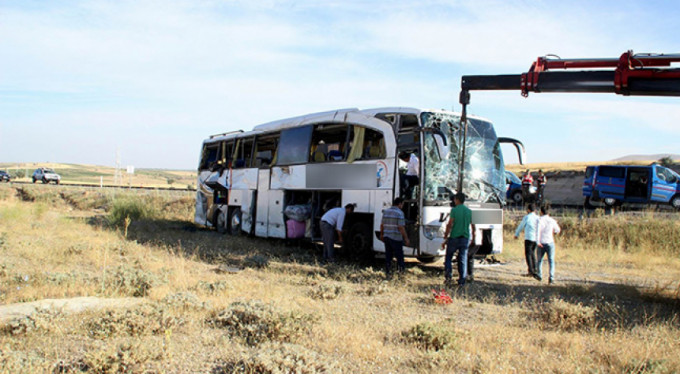 Yolcu otobüsü devrildi! Çok sayıda yaralı var