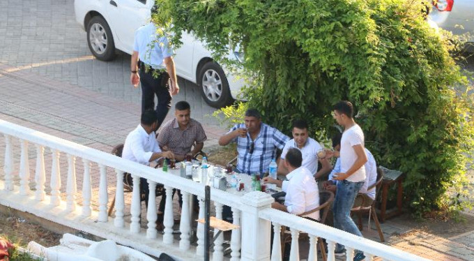 Polislere bile aldrış etmeden çay içerek izlediler