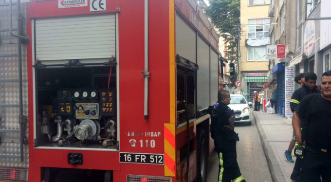 Bursa'da sinirden evi yaktı