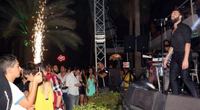 Ünlü şarkıcının konserinde büyük şok