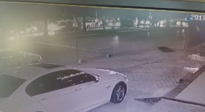 Uygulama yapan polisin ezilme anı kamerada