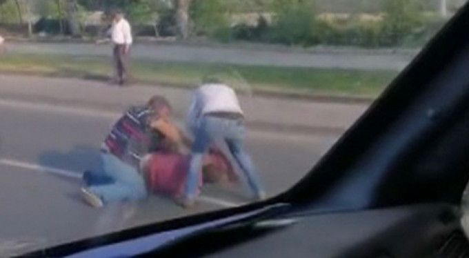 Tekme-tokat kavga kamerada