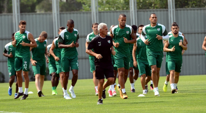 Timsah Başakşehir'e bileniyor