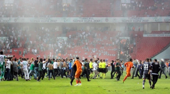 Sahaya bıçak atan taraftar için flaş gelişme!