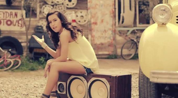 Tuğba Yurt sahneyi terk etti