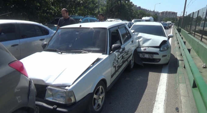 Bursa'da 5 araç birbirine girdi trafik kitlendi
