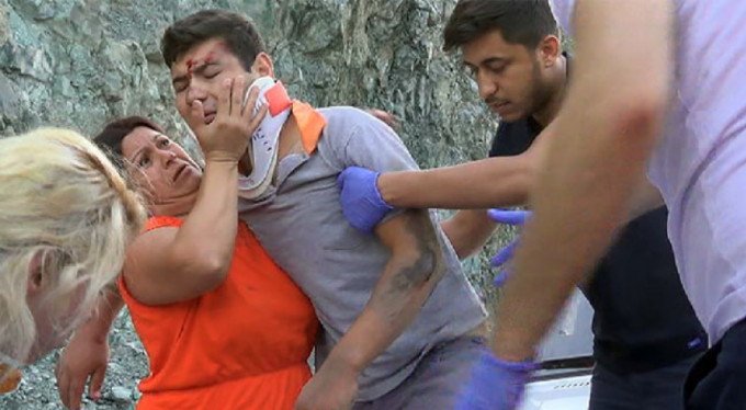 Annenin yaralı oğluna yardım çabası