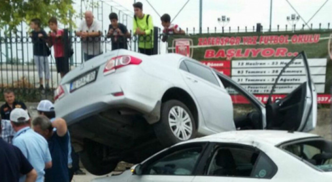 Bursa'da feci kaza! Otomobilin üstüne uçtu