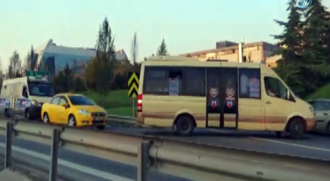 Minibüsler trafiği birbirine kattı