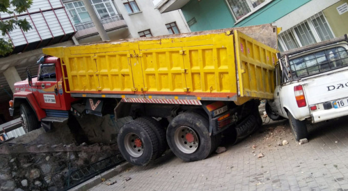 Bursa'da kamyon dehşeti! Bahçeye daldı