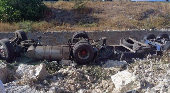 Freni boşalan tır kalabalığın arasına daldı!