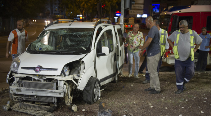 Alkollü sürücü aracıyla kavşağa çıktı: 2 yaralı