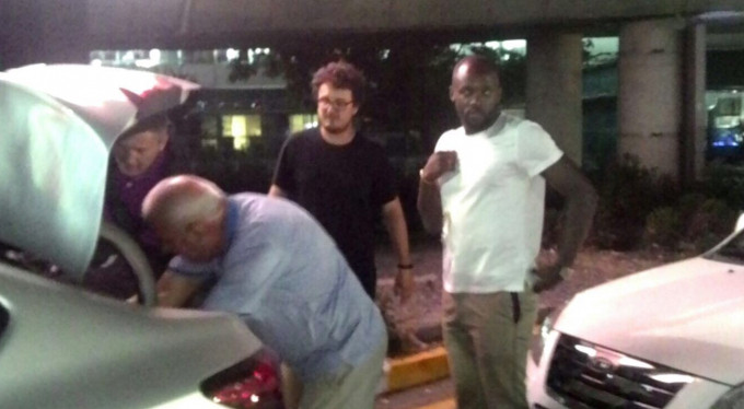 Ekoko imza için geldi