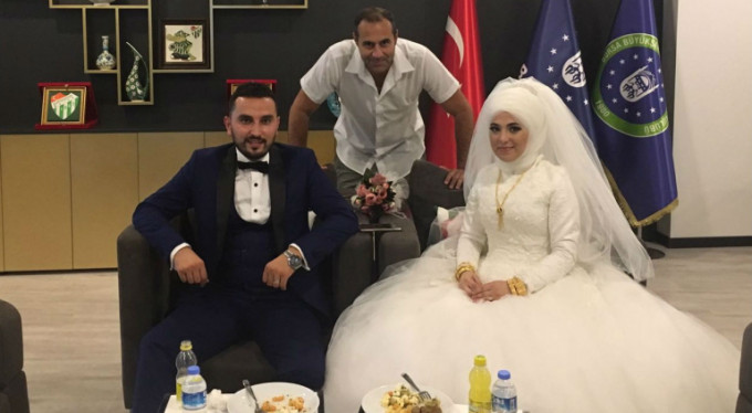 Otobüsü gelin arabası yapan çifte jest!