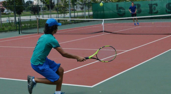 Büyükşehir teniste devleri geride bıraktı
