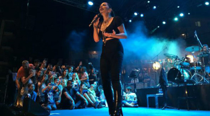 Sinirlenip sahneyi terk etti!